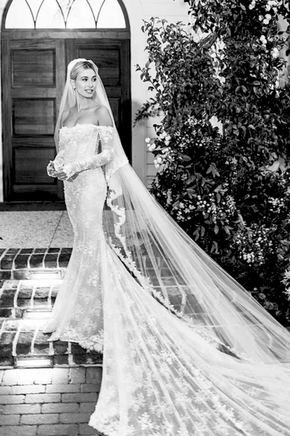 Hailey Bieber trouwjurk off-shoulder